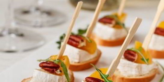 Канапе с камамбером и персиком