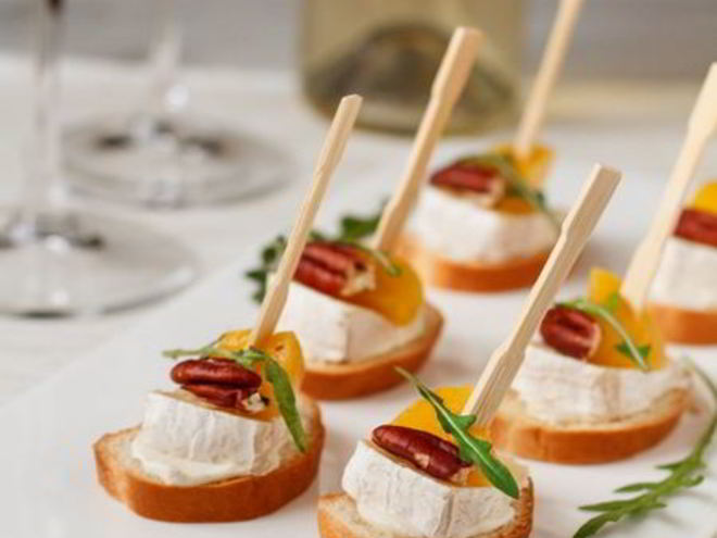 Рецепт канапе с камамбером и персиком