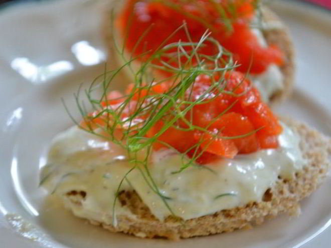 Рецепт канапе с копченой семгой и с хреновым кремом