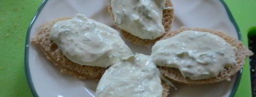 канапе с копченой семгой и с хреновым кремом. Шаг 3