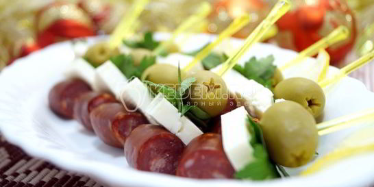 Канапе с копчеными колбасками