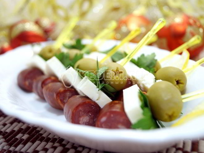 Рецепт канапе с копчеными колбасками