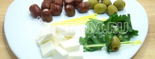 канапе с копчеными колбасками. Шаг 4