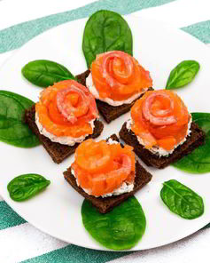 Канапе с красной рыбой Розочки