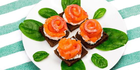 Канапе с красной рыбой Розочки
