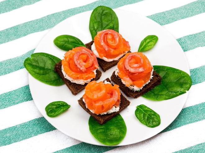 Рецепт канапе с красной рыбой розочки