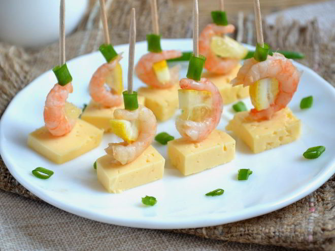 Рецепт канапе с креветками на шпажках