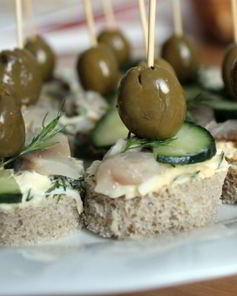 Канапе с маринованной скумбрией и яичной намазкой