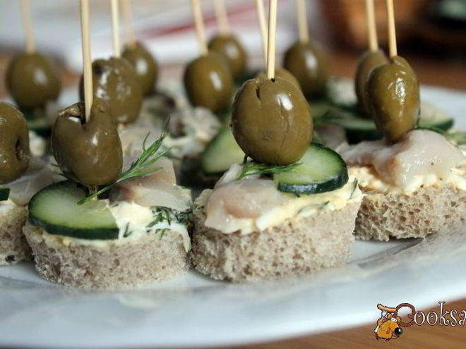 Рецепт канапе с маринованной скумбрией и яичной намазкой