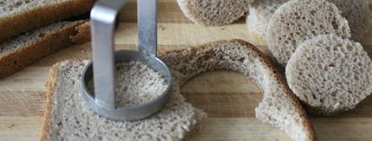 канапе с маринованной скумбрией и яичной намазкой. Шаг 4