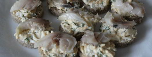 канапе с маринованной скумбрией и яичной намазкой. Шаг 5