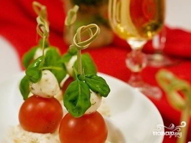 Рецепт канапе с моцареллой к шампанскому