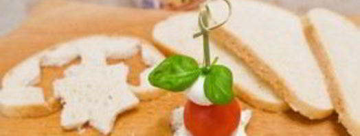 канапе с моцареллой к шампанскому. Шаг 4