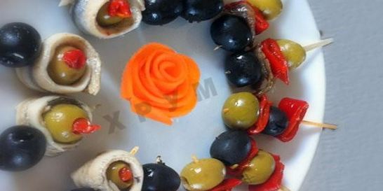 Канапе с оливками на шпажках