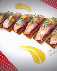 Канапе с сельдью под горчично-медовым соусом