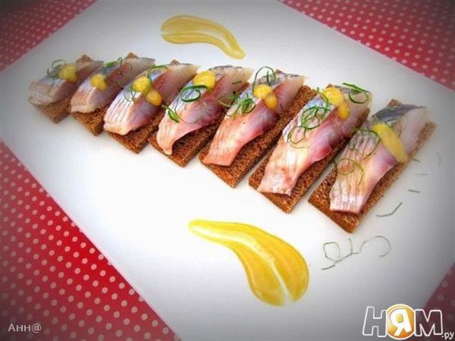 Рецепт канапе с сельдью под горчично-медовым соусом