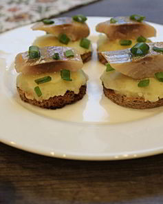 Канапе с сельдью