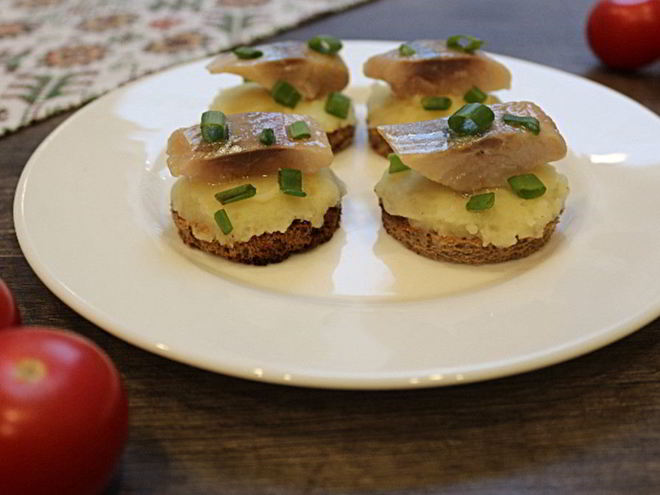 Рецепт канапе с сельдью