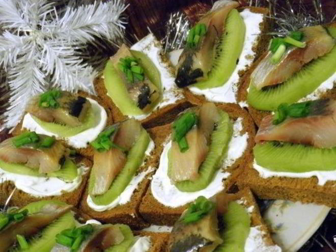 Рецепт канапе с селедкой и картошкой