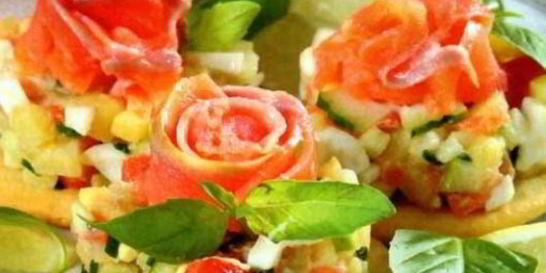 Канапе с семгой и салатом