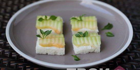 Канапе с сыром и дыней