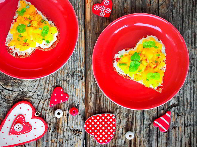 Рецепт канапе с сыром и пряным манго