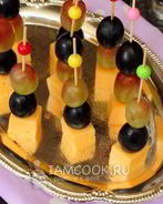 Канапе с сыром и виноградом