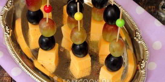 Канапе с сыром и виноградом