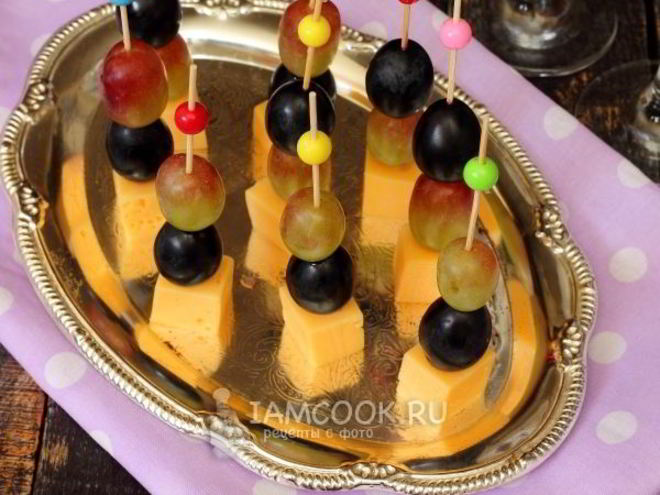Рецепт канапе с сыром и виноградом