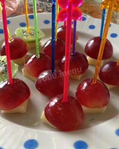 Канапе с виноградом, киви, апельсином и сыром