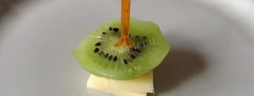 канапе с виноградом, киви, апельсином и сыром. Шаг 7