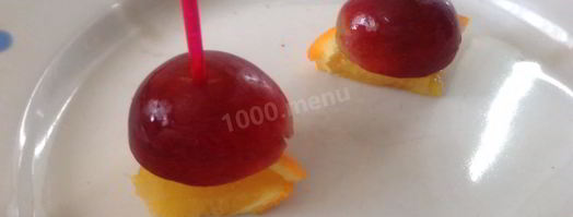 канапе с виноградом, киви, апельсином и сыром. Шаг 8