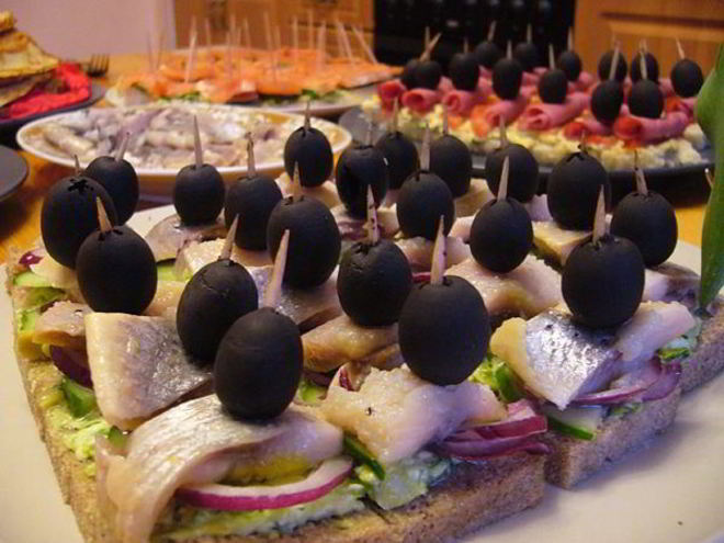 Рецепт канапе-экспресса с селедкой, огурцом и красным луком