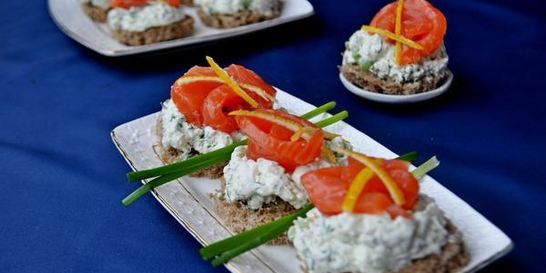 Канапе закусочные с красной рыбой и сырным кремом