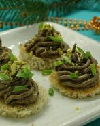 Новогодние канапе Елочки из печеночного паштета