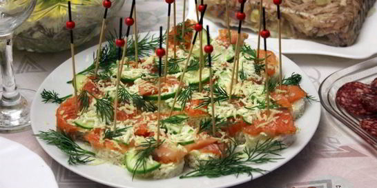 Праздничные канапе с форелью