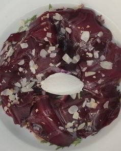 Карпаччо из свеклы с козьим сыром