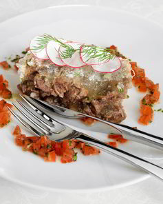 Холодец с салатом из редиса и томатной сальсой