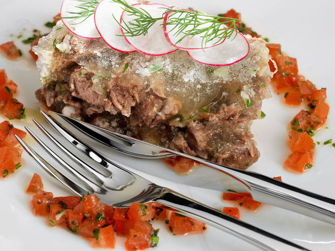 Рецепт холодца с салатом из редиса и томатной сальсой