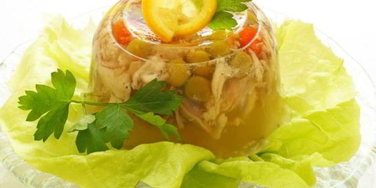Куриный холодец с горошком