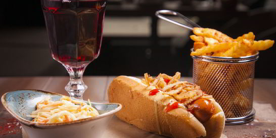 Хот-дог Лакки Лучано с салатом коул слоу и луком фри