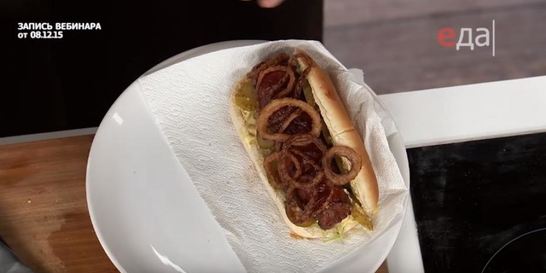 Хот-дог с беконом и луком фри