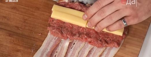 хот-дог с беконом и луком фри. Шаг 3