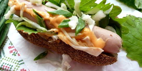 Хот-дог с капустным салатом