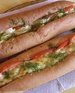 Хот-дог с огурцом по-домашнему