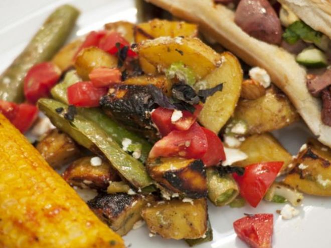 Рецепт хот-дога с сердцем индейки, овощами и брынзой