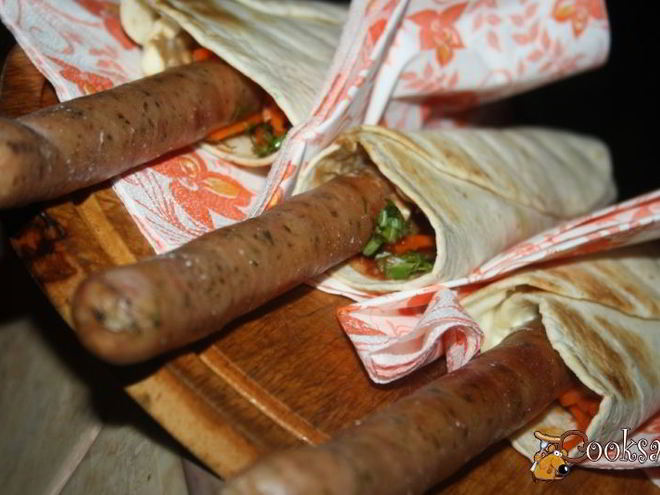 Рецепт хот-догов в пите с тирольскими колбасками на мангале