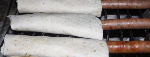 хот-доги в пите с тирольскими колбасками на мангале. Шаг 6