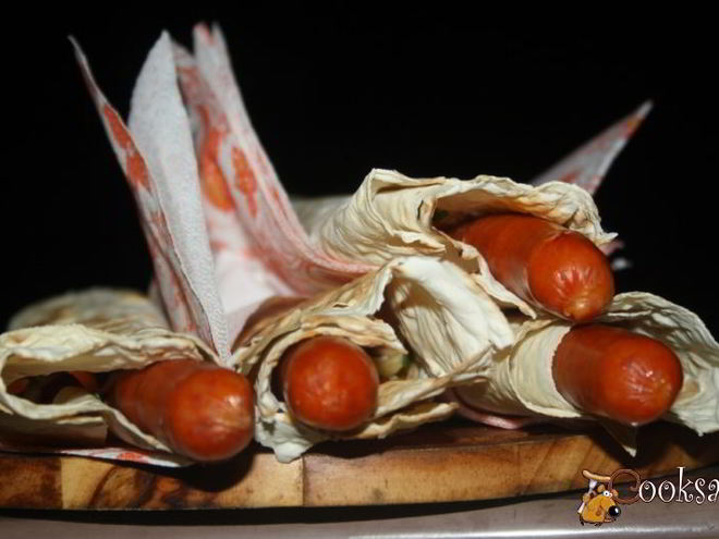 Рецепт хотдогов с венгерскими колбасками в лаваше на мангале