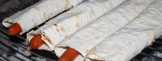 хотдоги с венгерскими колбасками в лаваше на мангале. Шаг 6